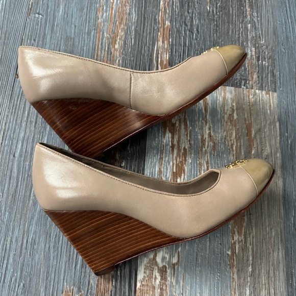 TORY BURCH Jolie Logo Medallion/Leather Wedge Pump Heel Size 5.5 - Picture 3 of 5